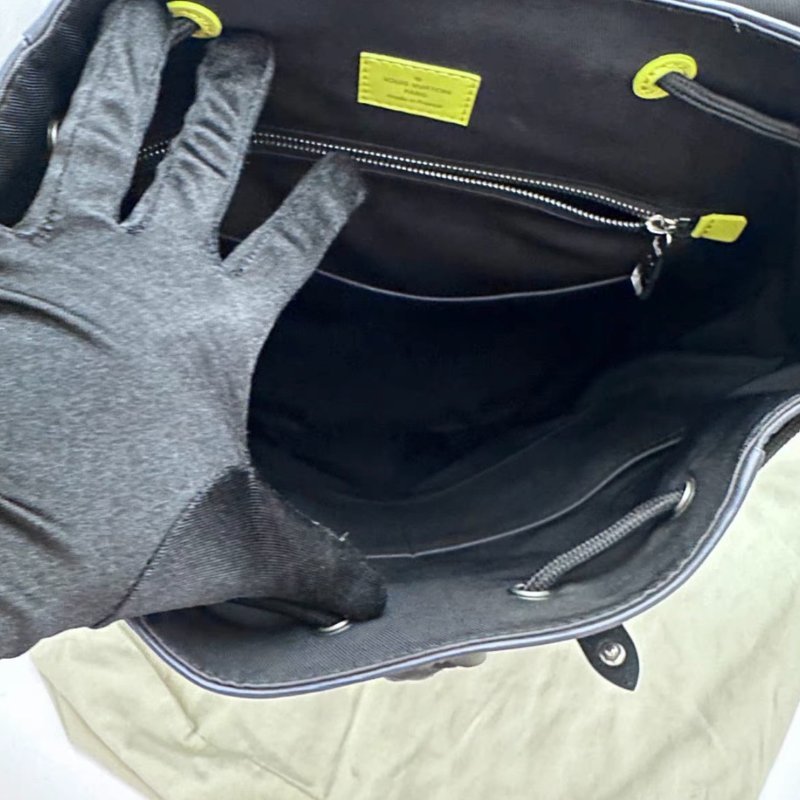 LV 拼色水波紋後背包34*43*12 98新配件塵袋-1