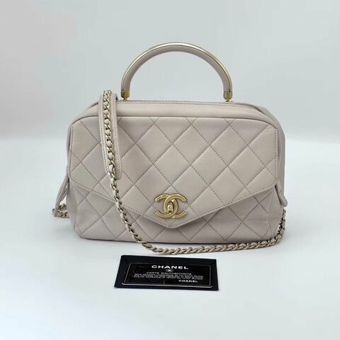 CHANEL 淺粉色金扣郵差相機手提斜背包 22.5*15*9 98新配件保卡塵袋