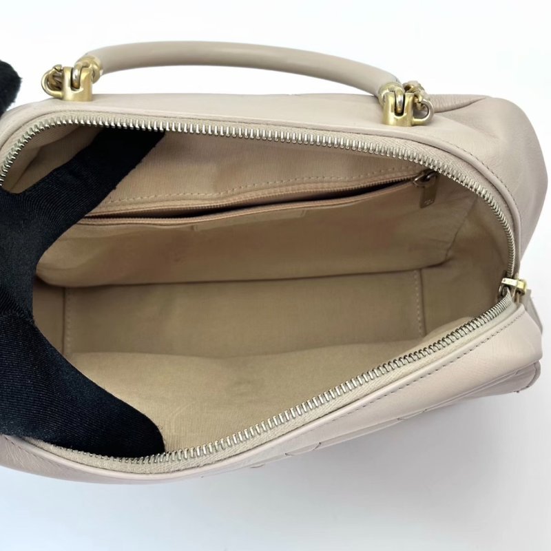 CHANEL 淺粉色金扣郵差相機手提斜背包 22.5*15*9 98新配件保卡塵袋-1