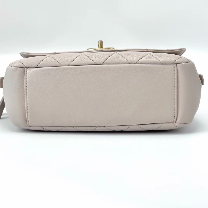 CHANEL 淺粉色金扣郵差相機手提斜背包 22.5*15*9 98新配件保卡塵袋-3