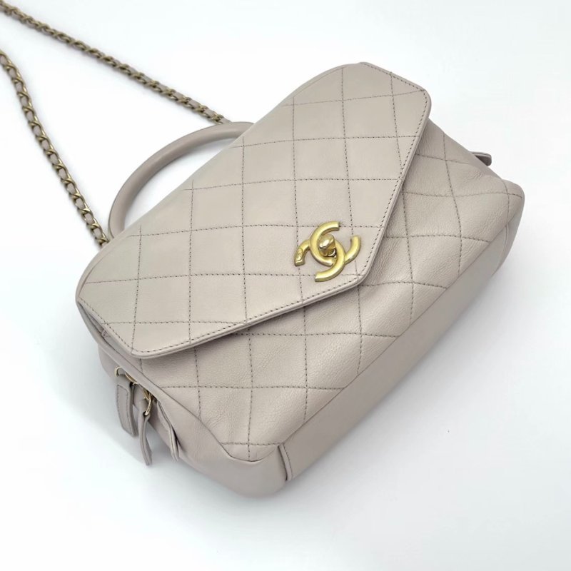 CHANEL 淺粉色金扣郵差相機手提斜背包 22.5*15*9 98新配件保卡塵袋-4