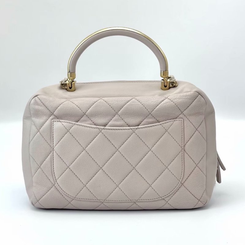 CHANEL 淺粉色金扣郵差相機手提斜背包 22.5*15*9 98新配件保卡塵袋-5