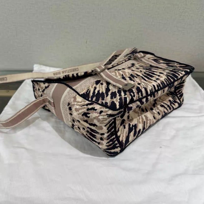 DIOR 萬花筒刺繡斜背郵差肩背斜背包 28*25*12 99新配件塵袋-2