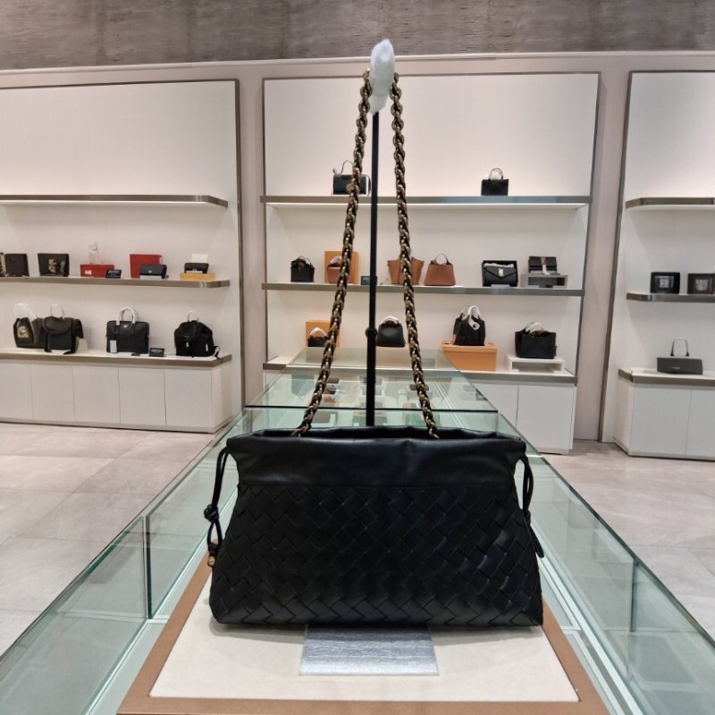 🎉新品好折扣✨Bottega Veneta 839394 Dustbag Notte 皮革束口肩背包 黑色-1