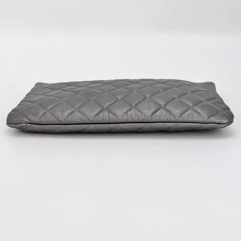 CHANEL 深銀色銀扣菱格紋手拿包 27*20*1 98新配件塵袋-3