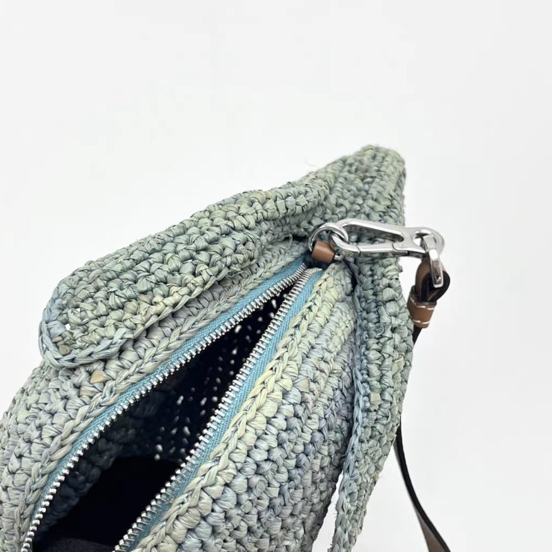 LOEWE 藍色草編肩背斜背兔子包 12*17*9 98新配件塵袋-1