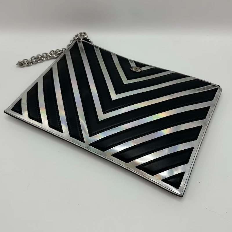 CHANEL 鐳射V紋銀扣手拿包31.5*22*0.5 98新配件塵袋-4