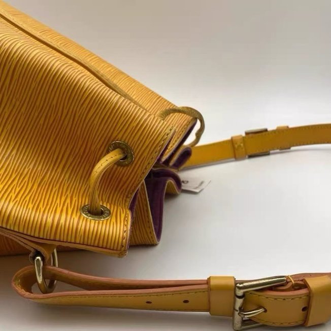 LV 黃色金扣水波紋抽繩水桶肩背包26*27*19.5 98新配件塵袋-6