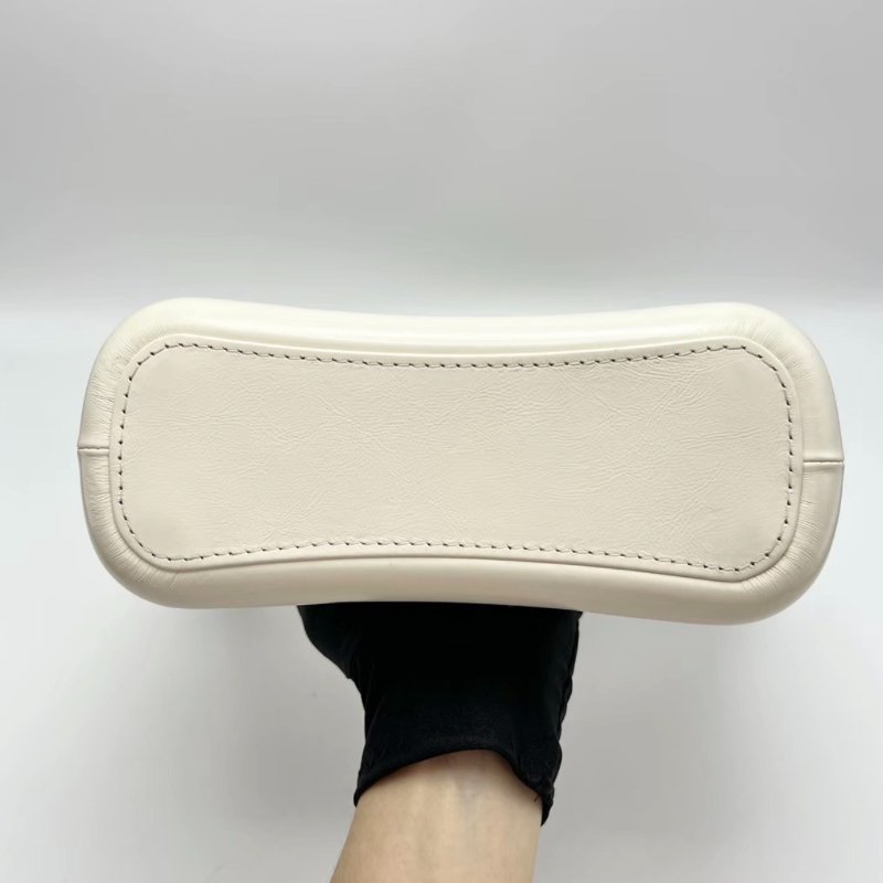 CHANEL 白色毛呢流浪肩背斜背包 21*16*9 99新配件塵袋保卡-3