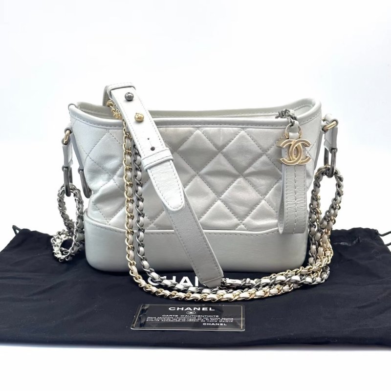 ️CHANEL 淺灰色珠光銀扣小號肩背斜背流浪包 21*15*8.5 98新配件塵袋保卡-0