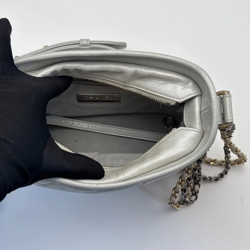 ️CHANEL 淺灰色珠光銀扣小號肩背斜背流浪包 21*15*8.5 98新配件塵袋保卡-1