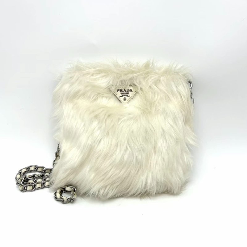 ️PRADA 白色銀扣長毛絨肩背斜背鏈條包 20*18*1 98新配件塵袋-0