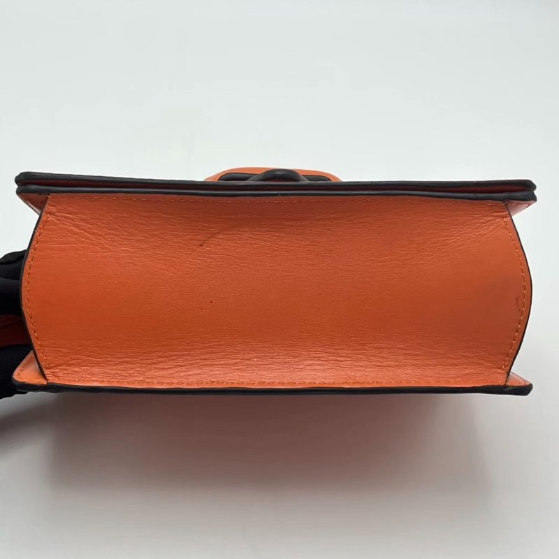 LOEWE 橘色巴塞羅那三角肩背斜背包19*12*7 98新配件塵袋-3