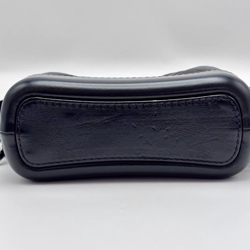 CHANEL 黑色流浪字母肩帶肩背斜背包20*14*7 99新配件保卡塵袋-3