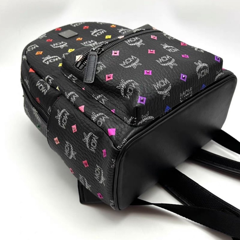 MCM 黑色老花滿印彩虹釘後背包 26*31*12 98新-2