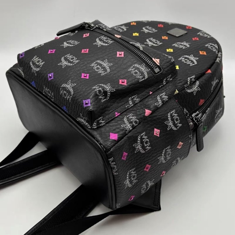 MCM 黑色老花滿印彩虹釘後背包 26*31*12 98新-4