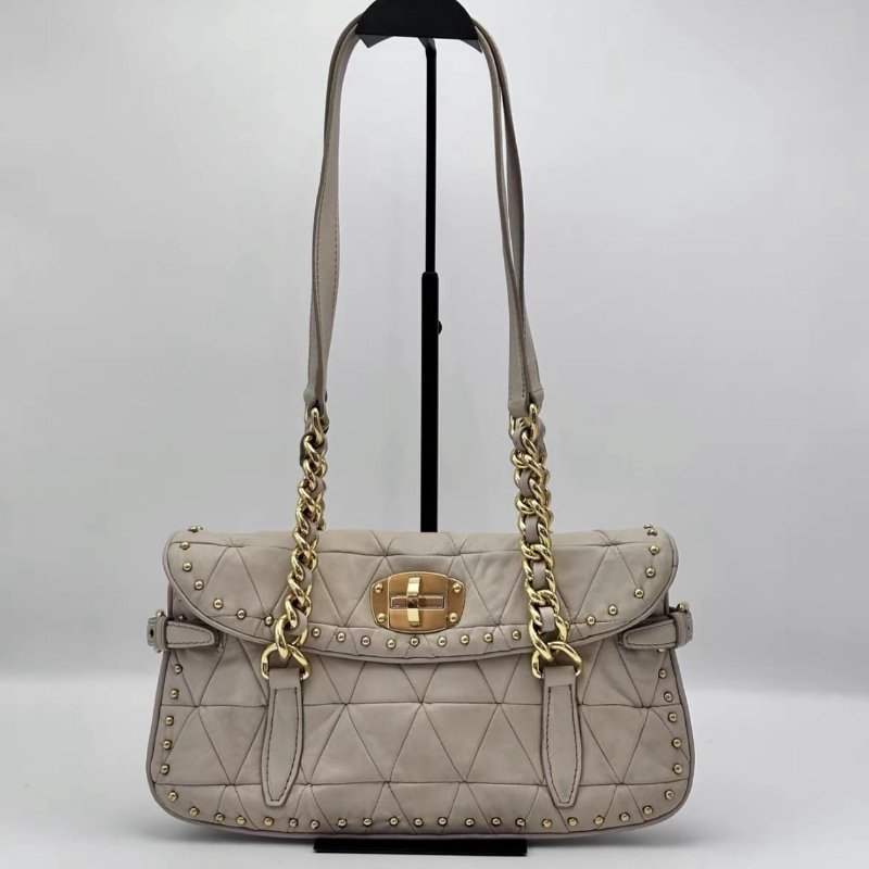 MIUMIU 米黃色金扣鉚釘褶皺肩背腋下包31*17*3 98新配件塵袋-0