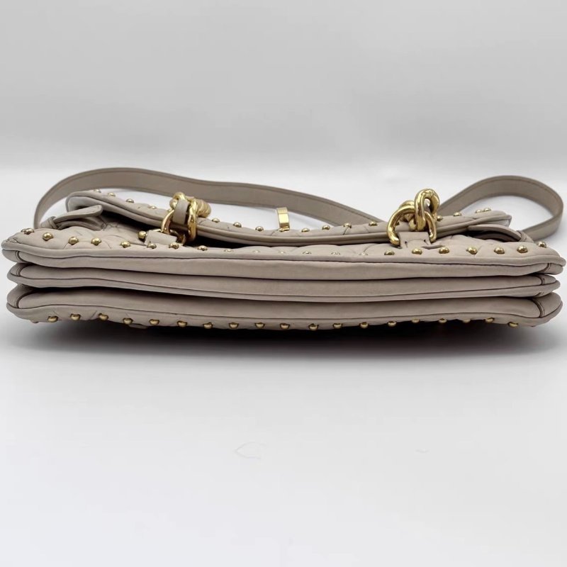 MIUMIU 米黃色金扣鉚釘褶皺肩背腋下包31*17*3 98新配件塵袋-3