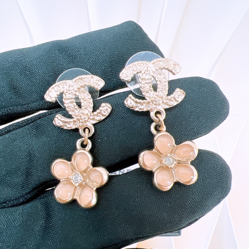 Chanel 19v 粉色花瓣雙C耳環-2