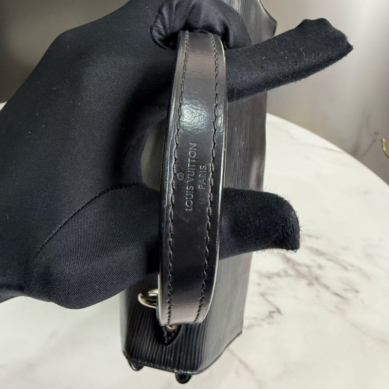 Louis Vuitton • Cluny Bb 黑色水波紋克魯尼-11