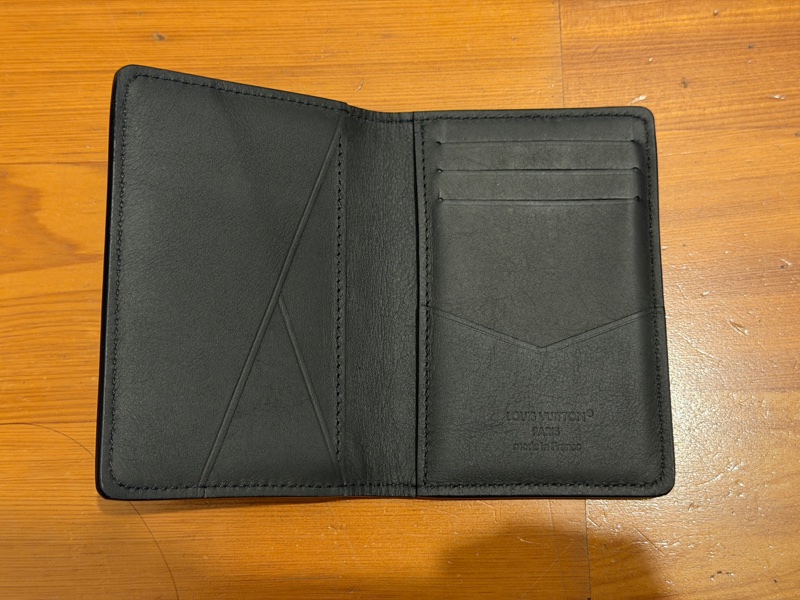 Louis Vuitton LV 袋裝萬用錢包 卡夾 M62899 黑色壓紋 皮革 小牛皮(近全新)-3