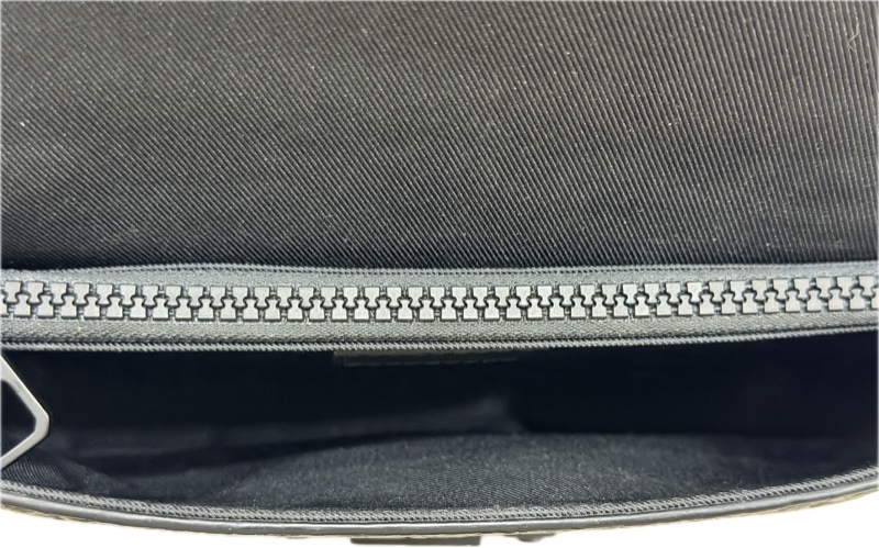 LV 路易威登 S Lock Sling 黑色壓紋牛皮郵差胸包-2