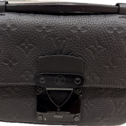 LV 路易威登 S Lock Sling 黑色壓紋牛皮郵差胸包-7