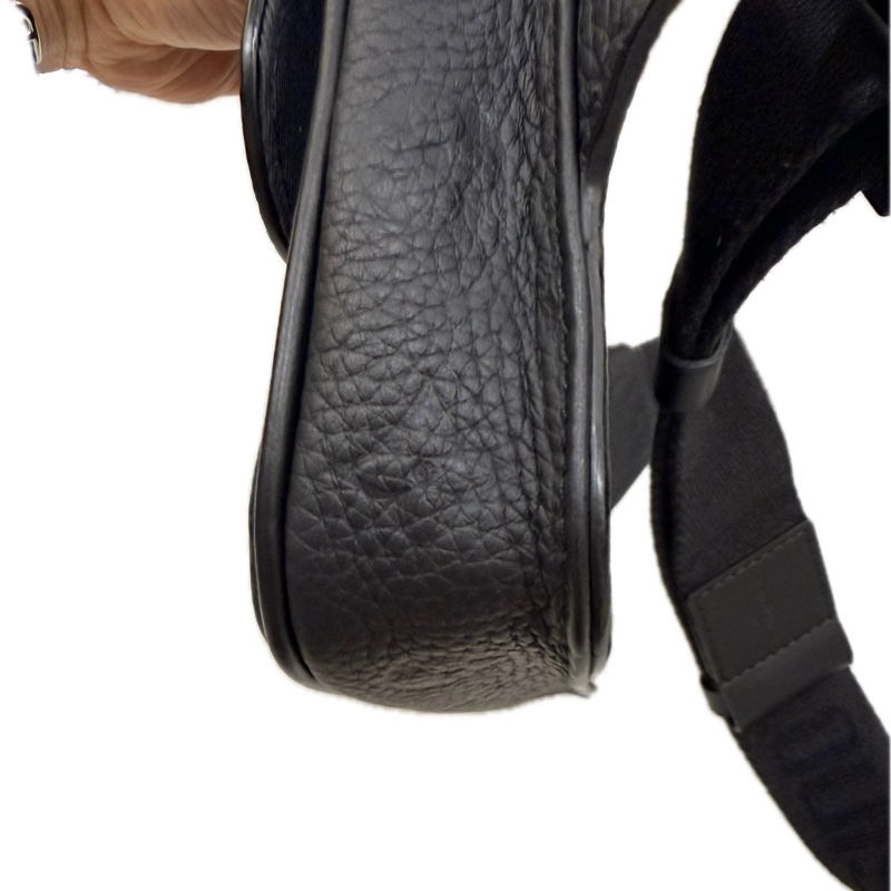 LV 路易威登 S Lock Sling 黑色壓紋牛皮郵差胸包-8