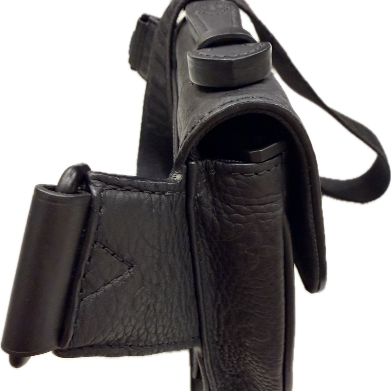 LV 路易威登 S Lock Sling 黑色壓紋牛皮郵差胸包-11