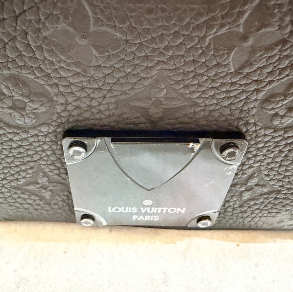 LV 路易威登 S Lock Sling 黑色壓紋牛皮郵差胸包-14