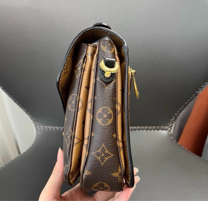 LV 拼色郵差包-1