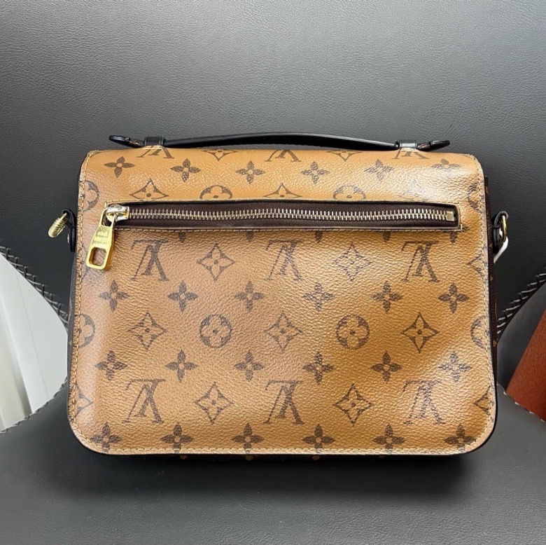 LV 拼色郵差包-9