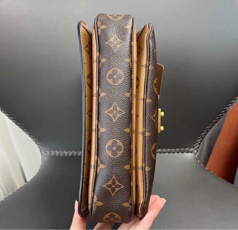 LV 拼色郵差包-11