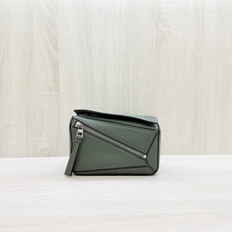 LOEWE綠色小牛皮mini PuzzleEdge腰包B510EB1