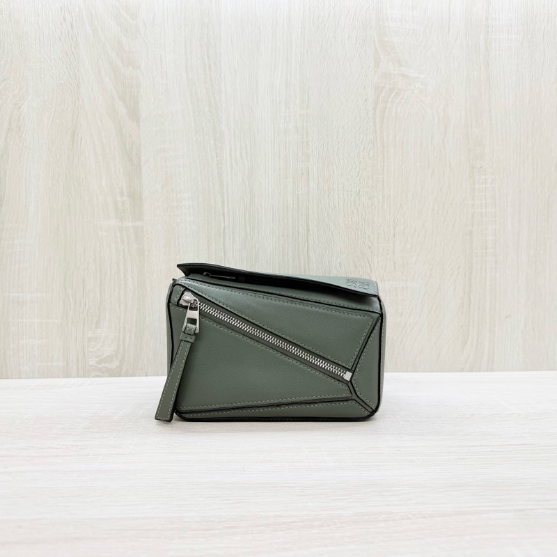 LOEWE綠色小牛皮mini PuzzleEdge腰包B510EB1-0