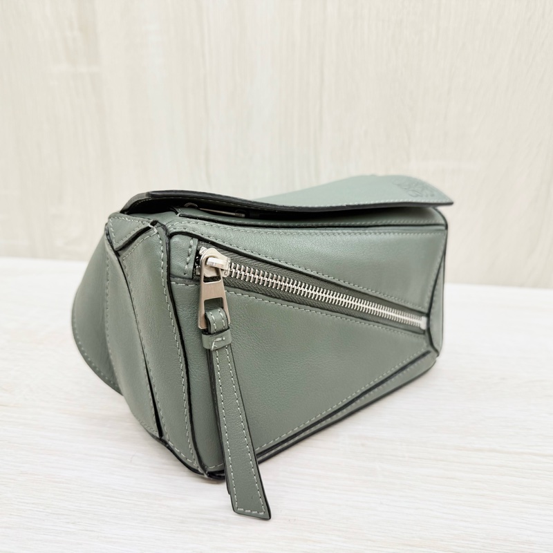 LOEWE綠色小牛皮mini PuzzleEdge腰包B510EB1-4
