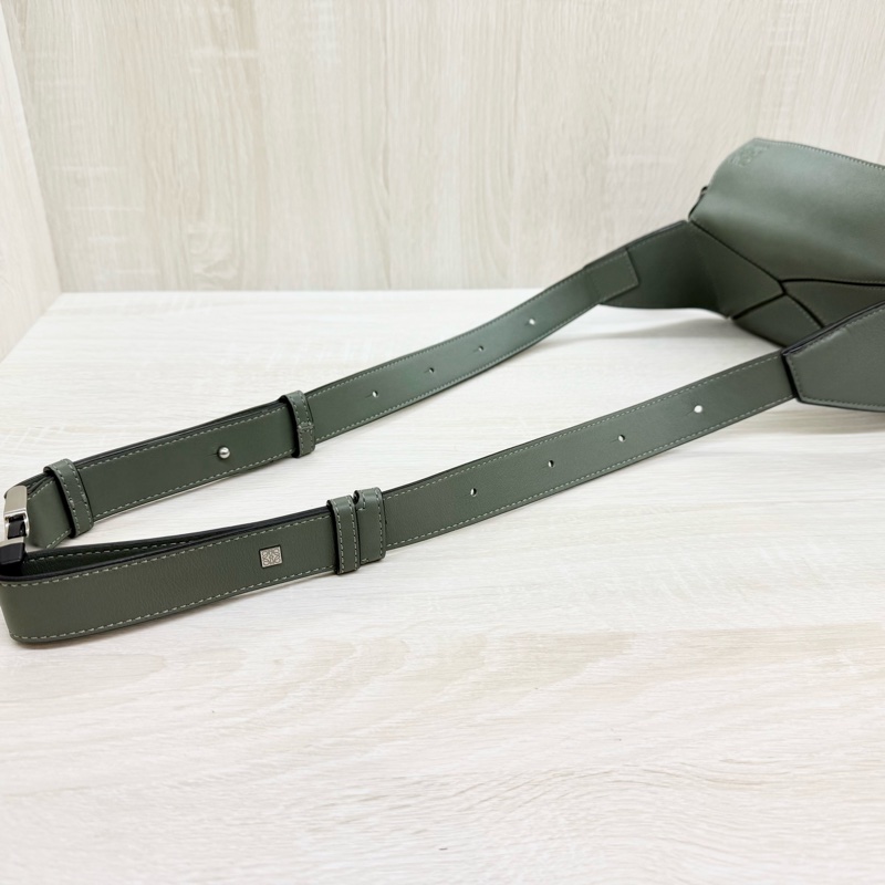 LOEWE綠色小牛皮mini PuzzleEdge腰包B510EB1-7