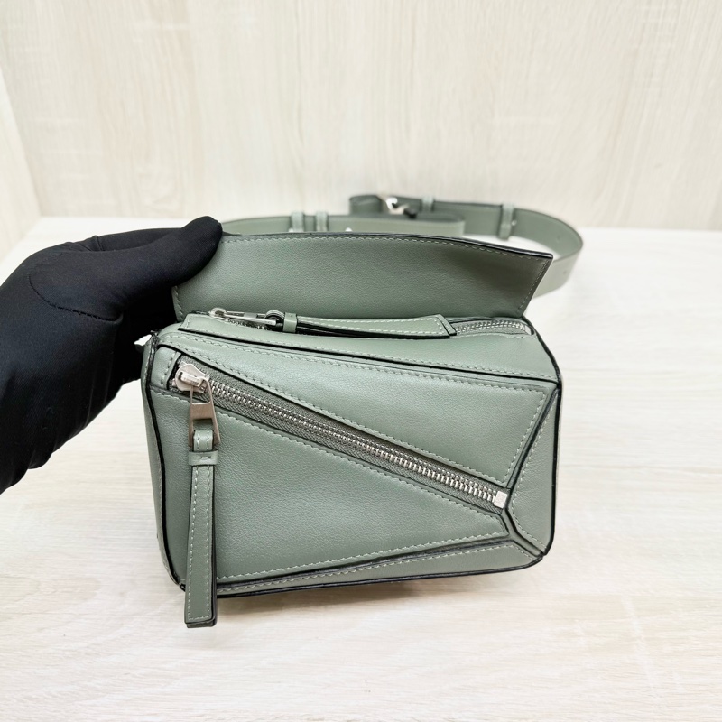 LOEWE綠色小牛皮mini PuzzleEdge腰包B510EB1-9