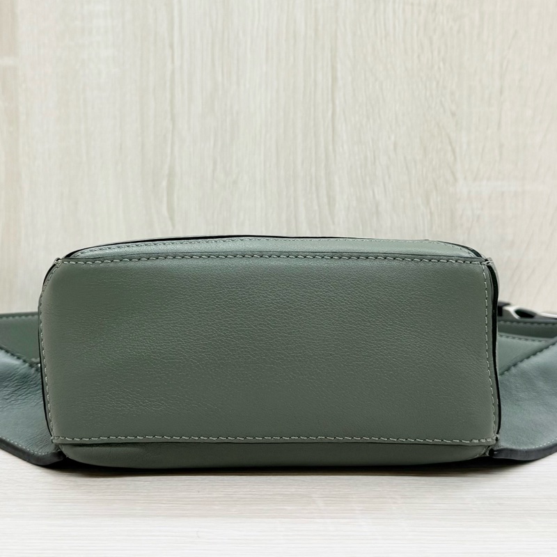 LOEWE綠色小牛皮mini PuzzleEdge腰包B510EB1-10