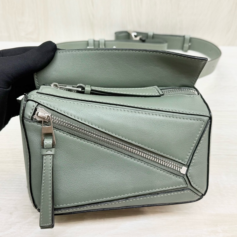 LOEWE綠色小牛皮mini PuzzleEdge腰包B510EB1-11