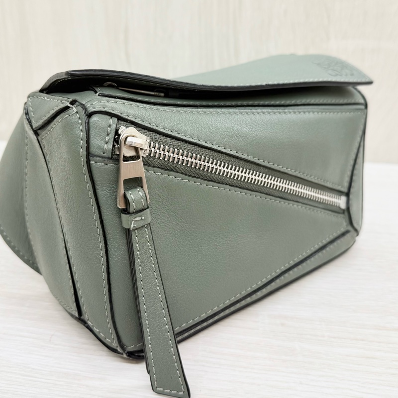 LOEWE綠色小牛皮mini PuzzleEdge腰包B510EB1-12