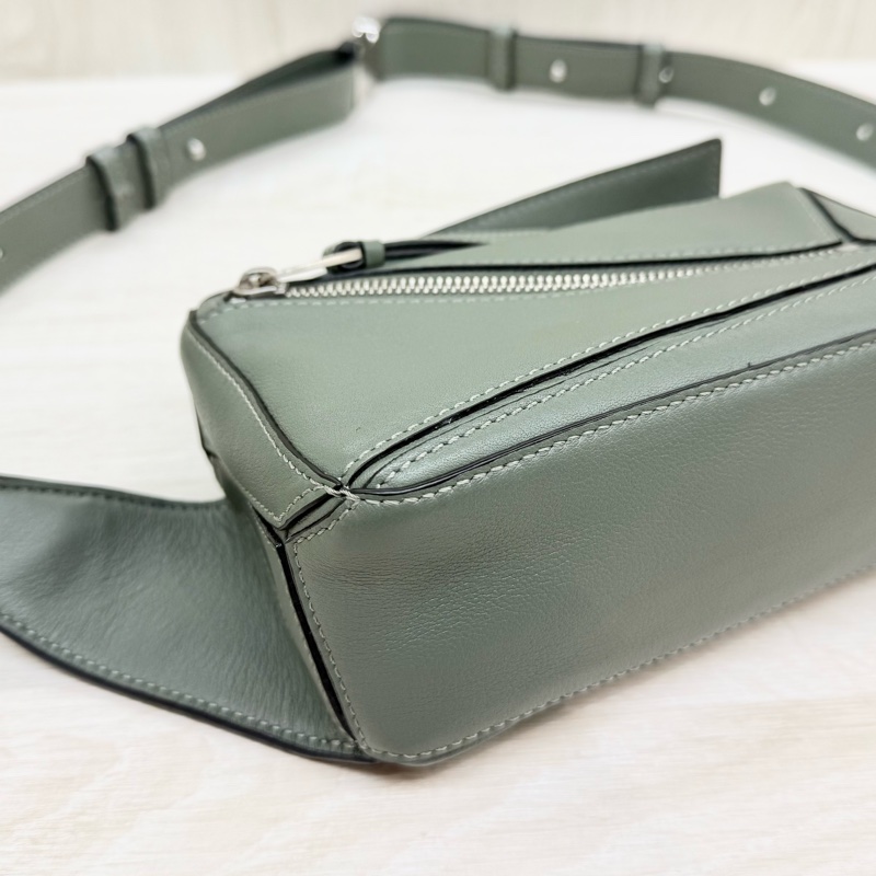 LOEWE綠色小牛皮mini PuzzleEdge腰包B510EB1-13