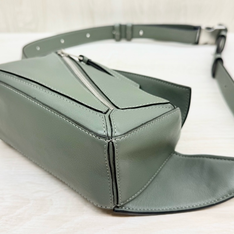 LOEWE綠色小牛皮mini PuzzleEdge腰包B510EB1-14