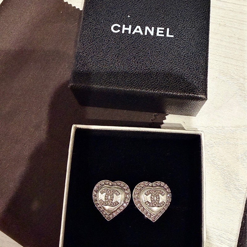 CHANEL 23B 白色愛心珍珠鑽耳環 耳夾款 全新-1