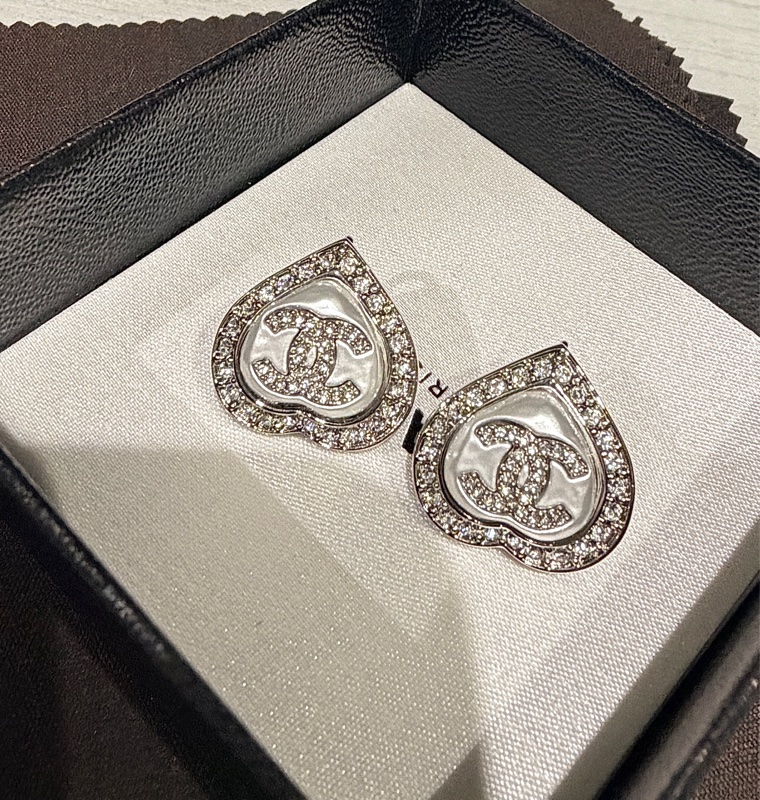 CHANEL 23B 白色愛心珍珠鑽耳環 耳夾款 全新-2