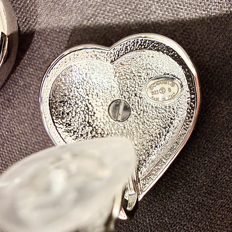 CHANEL 23B 白色愛心珍珠鑽耳環 耳夾款 全新-3