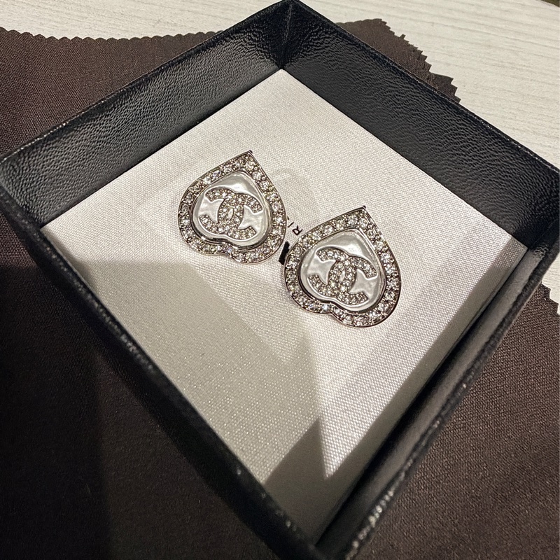 CHANEL 23B 白色愛心珍珠鑽耳環 耳夾款 全新-5