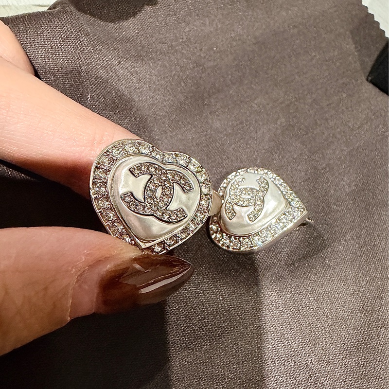 CHANEL 23B 白色愛心珍珠鑽耳環 耳夾款 全新-6