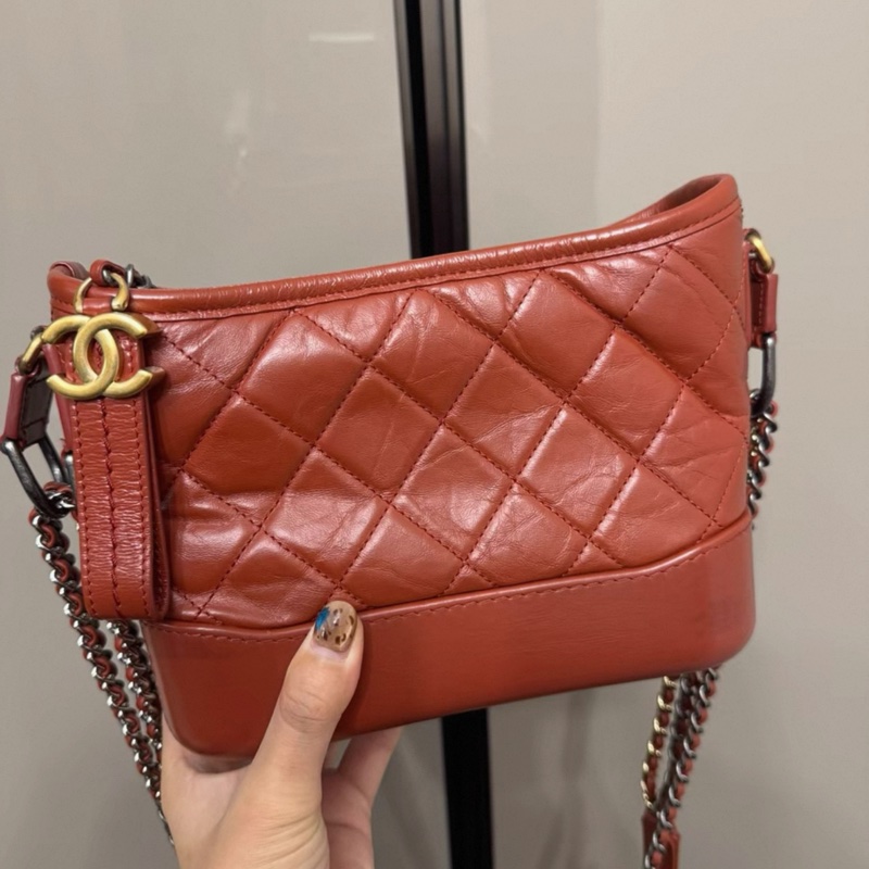Chanel Gabrielle 香奈兒流浪包小號鐵鏽紅,鐳射卡都在,26開-1