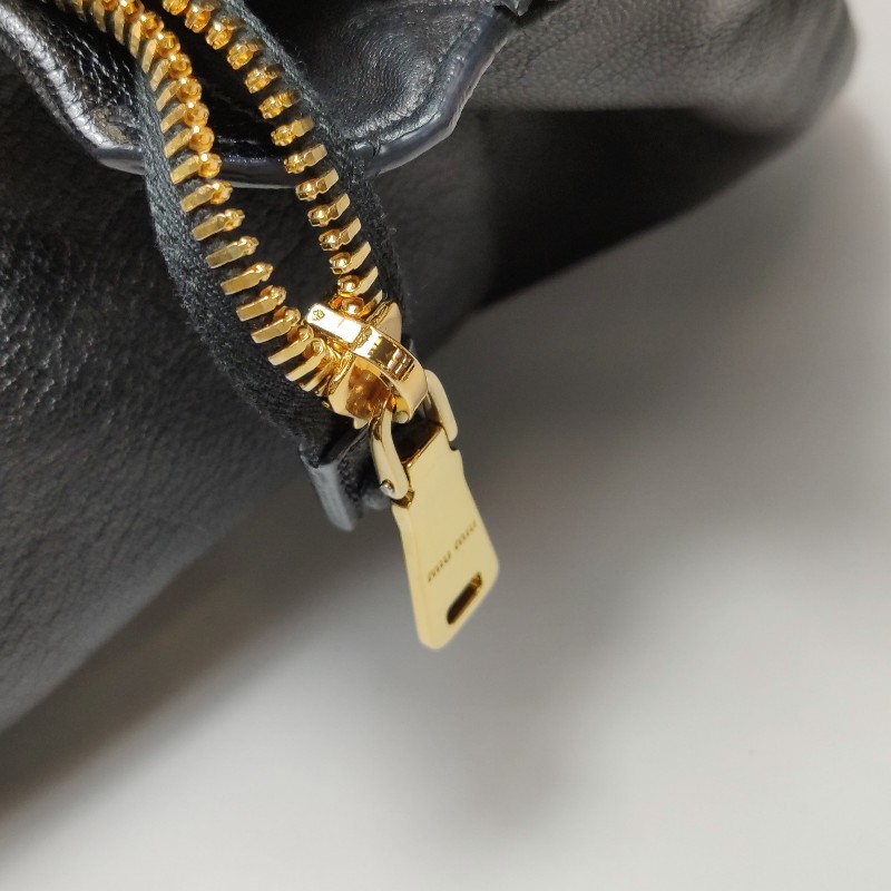 Miu Miu 羊皮拼色字母logo拉鍊肩背包-16